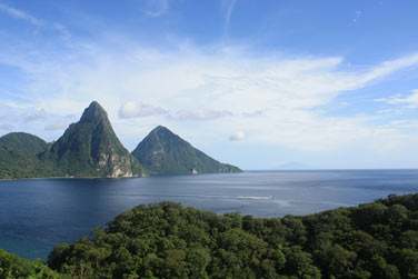 Vue imprenable sur les clbres pitons rocheux de Sainte Lucie