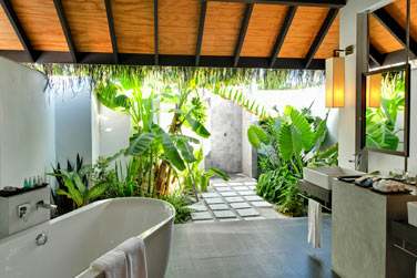 La salle de bain de la Beach Villa ouverte sur l'extrieur