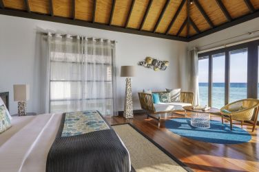 La chambre villa pilotis avec piscine offre une vue mer magnifique