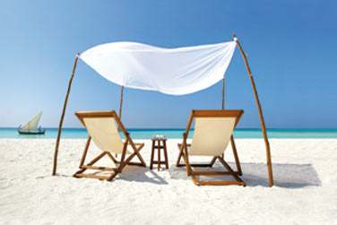 Dtendez-vous sur le sable chaud face  la mer face au doux son des vagues