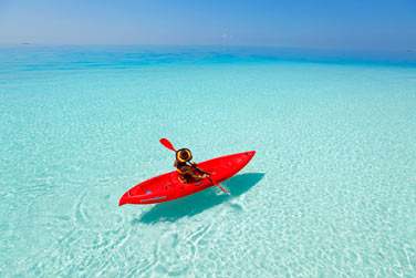 Amateur de sport nautiques ? Embarquez  bord d'un cano et naviguez sur le lagon
