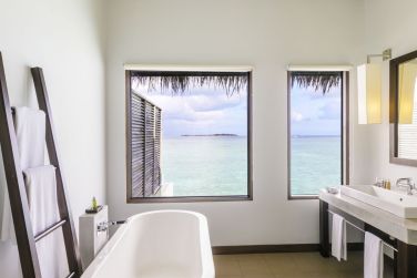 Une salle de bain avec une vue paradisiaque ? C'est au Bungalow sur Pilotis avec pisicne
