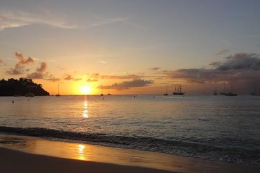 En fin de journe, profitez du magnifique coucher du soleil sur l'une des plages aux Trois Ilets