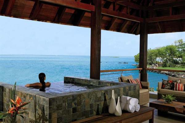 Piscine prive et vue imprenable depuis la terrasse d'une Suite