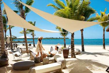 Dtente sur la plage : transats, sable fin, mer turquoise... Qui dit mieux ?