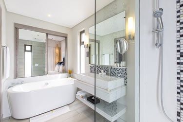 Salle de bain de la suite junior