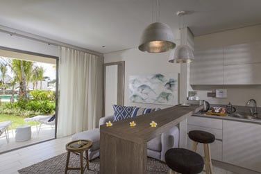 Coin salon et cuisine de la suite junior