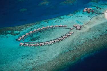 A 40 minutes de l'aroport en bateau, une le intimiste aux plages de sable blanc immacul vous attend