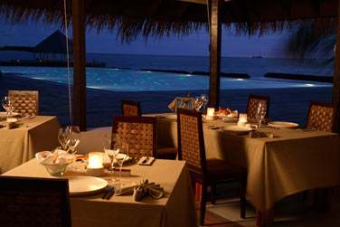 Dner dans un ravissant dcor au restaurant 'Air', avec un soin particulier  la mise en scne des mets