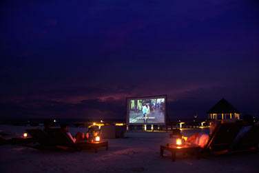 Aprs le dner, profitez d'une sance de cinma en plein air... Sous un ciel toil
