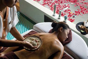 Le Spa propose une grande varit de soins dont le massage au sable des Maldives