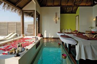 Optez pour un soin duo... De grandes baies vitres face  la mer, sol  fond de verre...