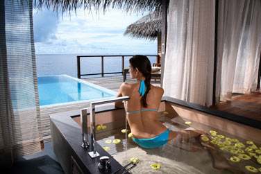 L'immense baignoire de l'Escape Water Villa, faisant face  la mer
