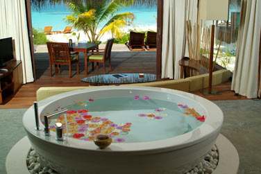 La baignoire de l'Island Villa, donnant sur votre terrasse prive  quelques pas de la mer