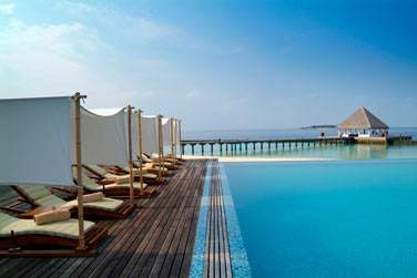 Le service du bar Latitude se fait galement au bord de la piscine