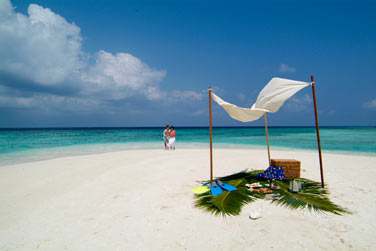 Seuls au monde, sur un banc de sable face  la mer...