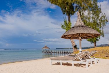Plge de l'htel sous son parasol-cocotier , les transats n'attendent plus que vous