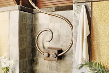 La douche extrieure de la Suite Junior face  l'Ocan