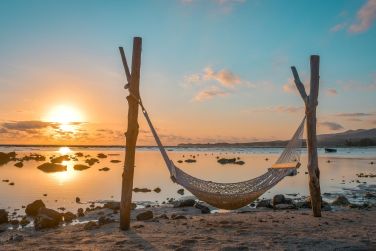 Profitez d'un coucher de soleil de votre hamac au doux son des vagues