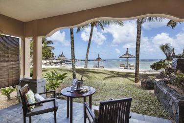 Terrasse ombrage de la suite junior front de mer afin de prendre son petit-djeuner paisiblement