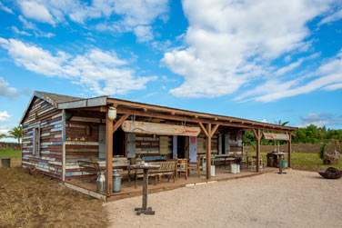 Le Rum Shed rappelle l'ambiance d'une poque rvolue avec dcoration vintage d'objets chins.