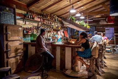 Le Rum Shed dcline le concept local des bars  rhum. Il est construit dans un style traditionnel mauricien