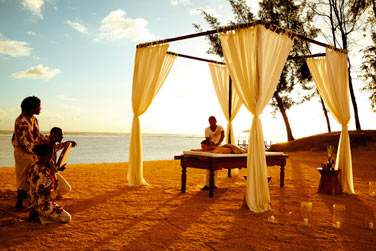 Optez pour un massage sur la plage au doux son du sga, musique traditionnelle mauricienne