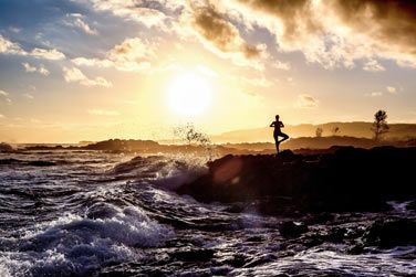 Une sance de yoga au coucher du soleil