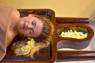 Inhalez les douces odeurs des fleurs de tiar durant votre moment spa dtente