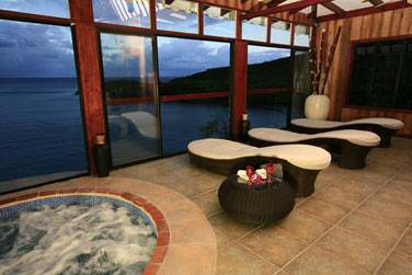 Dcouvrez un spa original perch sur la falaise et ouvert sur l'ocan