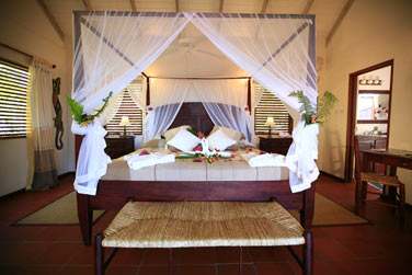 Intrieur de la chambre vue Ocan avec lit  baldaquin... Une chambre avec beaucoup de charme !