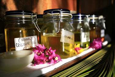 Les soins sont labors  base de produits locaux : citronnelle, noix de coco, vanille, etc.