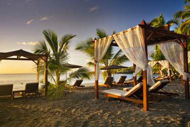 La plage est amnage de pergolas pour votre plus grand confort