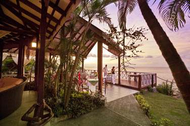 Le restaurant principal Le Kai Manj et son deck surplombant la mer