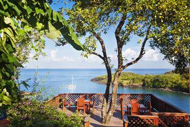 Vous pourrez galement profiter du deck pour un dner priv face  la mer