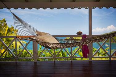 Depuis le cottage, profitez du hammac pour vous relaxer face  la mer