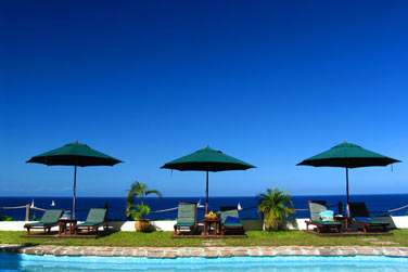 Depuis la piscine, vous pourrez admirer la fabuleuse vue sur la mer...