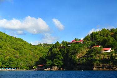 Voici les bungalow de l'htel  flanc de colline... Ils offrent une vue incroyable sur la mer