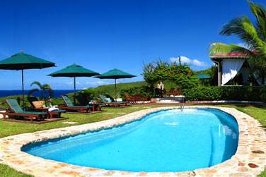 La piscine de l'htel, un petit coin de dtente surplombant la mer !