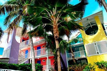 Les petits batiments aux couleurs croles abritent les diffrentes catgories de chambres