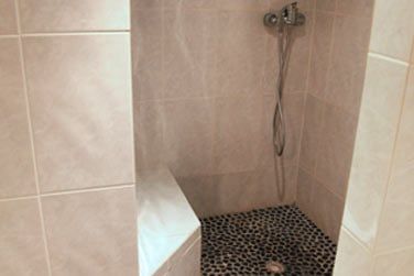 La salle de bain avec douche