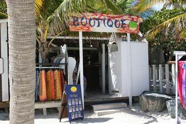Directement sur la plage, la petite boutique de l'htel