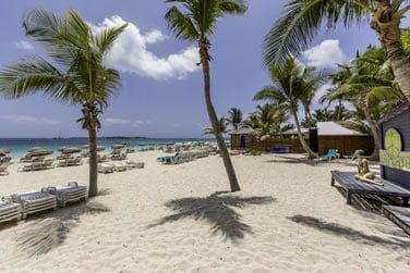 La plage de la Baie Orientale est le paradis des sportifs