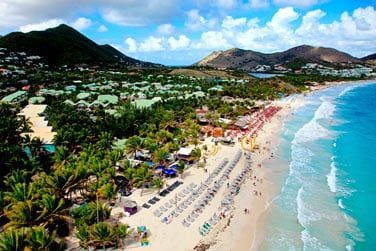 Idalement situ sur la clbre plage de la Baie Orientale ..