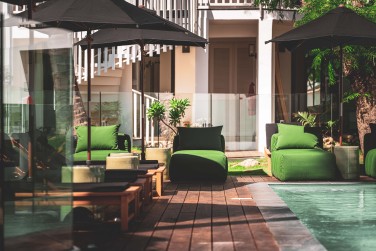 Ou au calme autour de cette piscine exclusivement pour adultes.