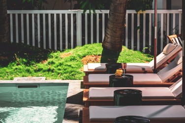 Installez-vous pour vous prlasser sur un transat.