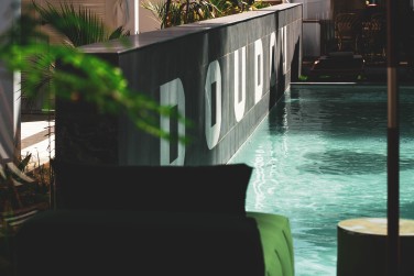 Dtente et dconnexion autour de cette piscine.