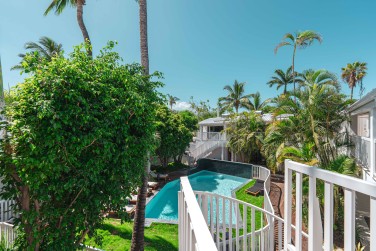Un moment de dtente autour de la piscine.