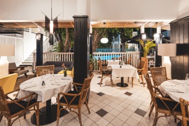 Des tables lgantes pour savourer des plats raffins.