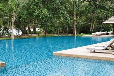 La piscine principale pour vos bains de soleil